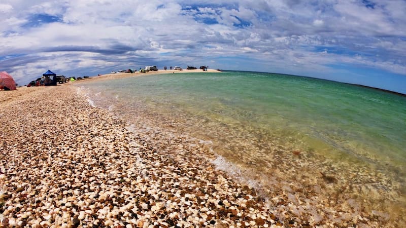A unos 60 kilómetros de Las Grutas, la 'desconocida' Punta Perdices despierta el interés de los argentinos por sus aguas cristalinas, sus estanques color esmeralda y sus playas de caracoles.