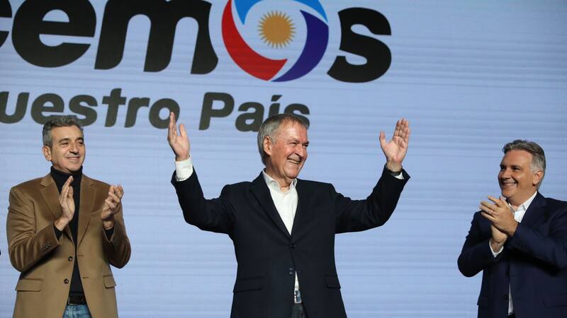 Juan Schiaretti y Florencio Randazzo, junto a Martín Llaryora en el relanzamiento de campaña