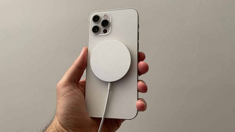 Así luce el cargador inalámbrico MagSafe de Apple.