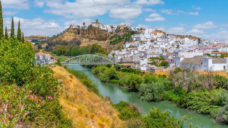 Es uno de los pueblos blancos más lindos de España, está a 1 hora de Sevilla y se consigue el mejor vino.