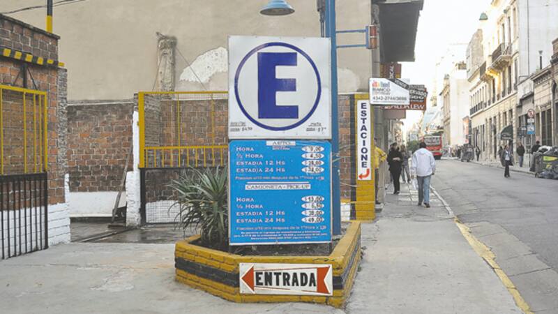 Estacionar bajo techo tiene un costo cada vez más caro en las calles porteñas