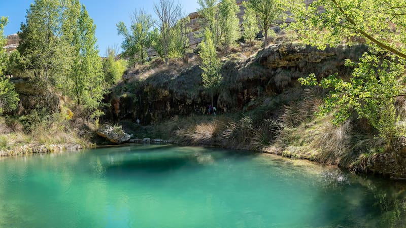 Escapada: está a 1 hora de Teruel y tiene un espectacular manantial con paredes de piedra.