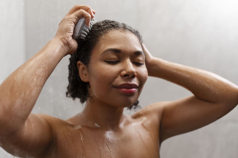 Lavar el cabello con agua fría o tibia es la mejor opción para los rulos. (Foto: Freepik)