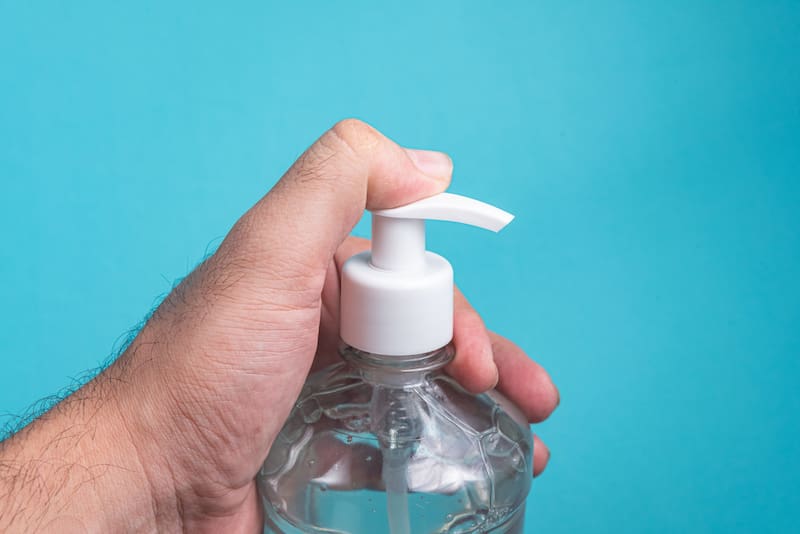 Alcohol, aerosol WD 40 o quitaesmalte te ayudarán a despegar los stickers de la VTV de tu auto (Fuente: Freepik)