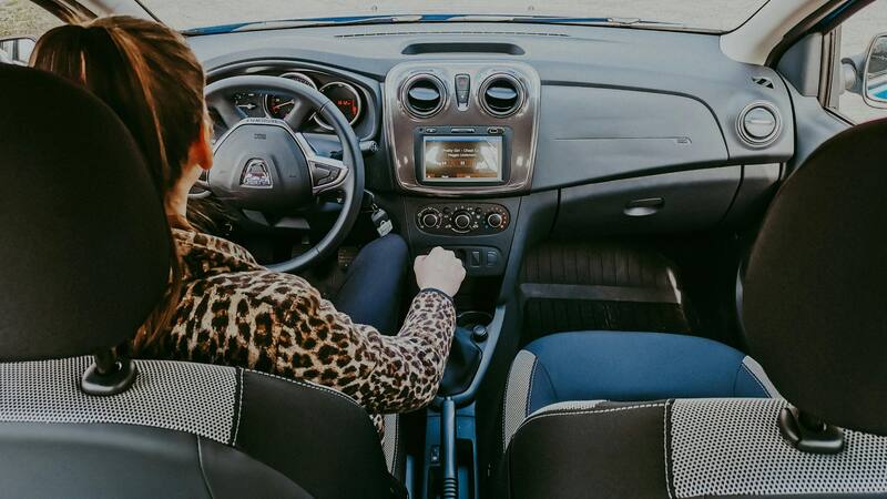 No compres un coche sin leer esto: cuánto cuesta matricularlo en 2025, según la DGT.