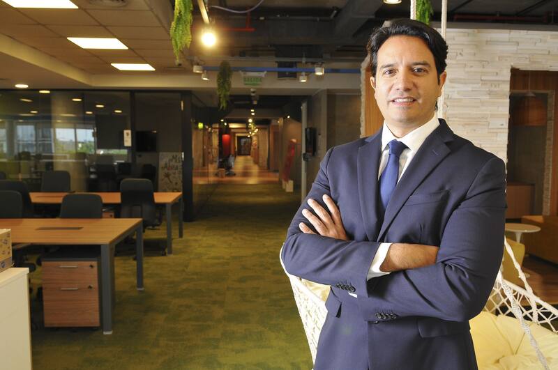 Roberto Bellatti en las oficinas de Argentina antes de ser trasladado