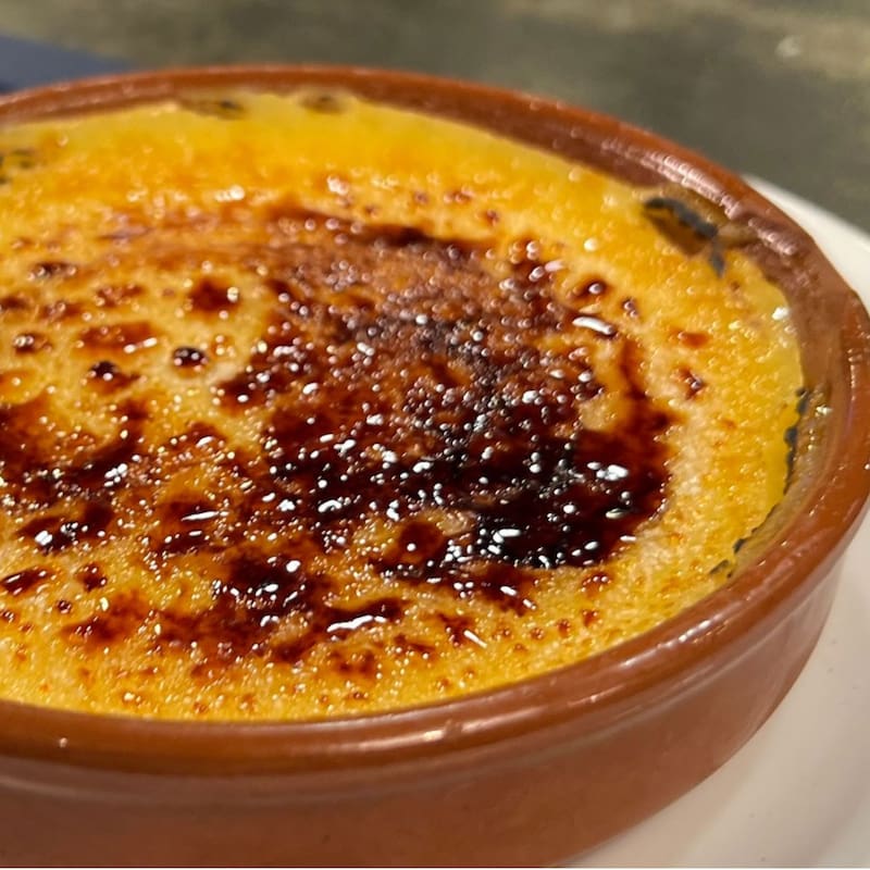 El creme brulee es uno de los postres más destacados de este bodegón.