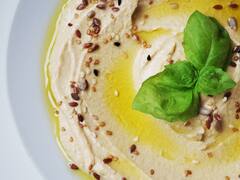 Hummus con un toque español: la receta para preparar el plato árabe más típico con un giro mediterráneo