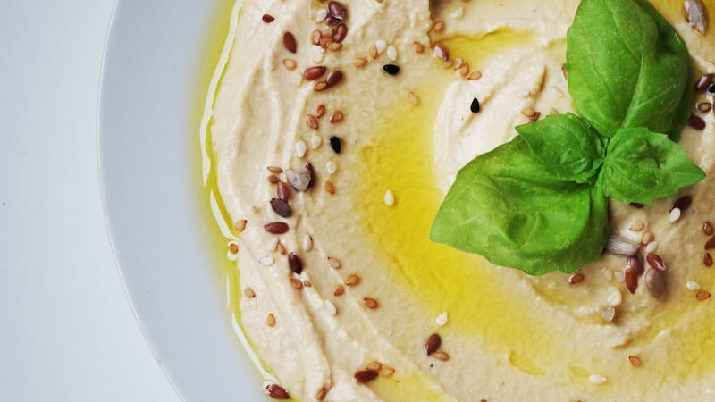 Hummus con un toque español: la receta para preparar el plato árabe más típico con un giro mediterráneo.