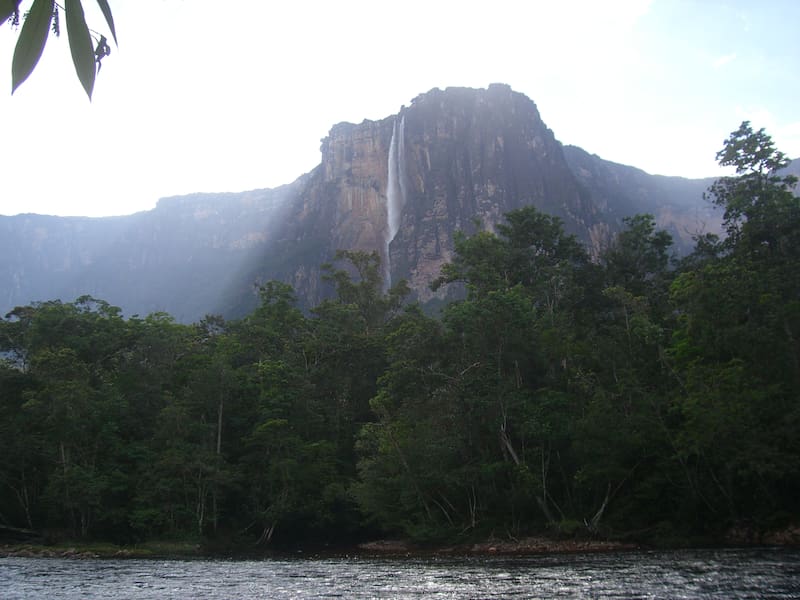 El entorno que rodea la caída de agua es puramente naturaleza. Foto: Wikimedia Commons - Diego Delso