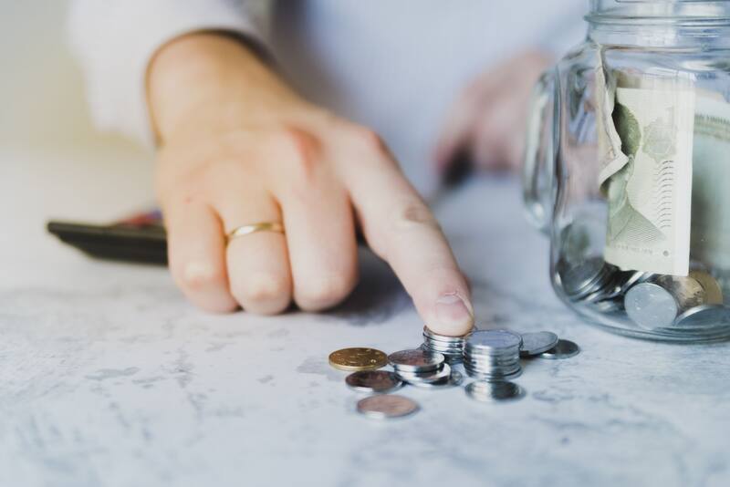 Es necesario contar con ocho monedas de la misma denominación para simbolizar la estabilidad y la abundancia. Fuente: Freepik.