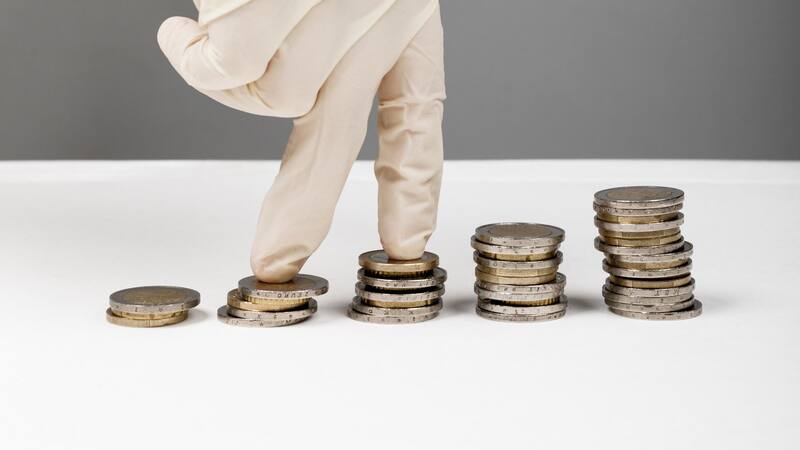 La pieza se distingue por su contorno dodecagonal, diferente a la circunferencia típica.