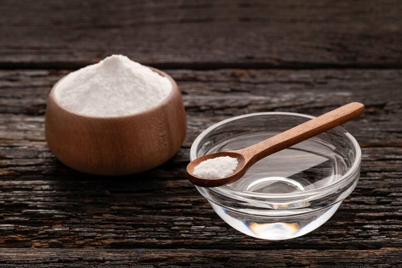 El bicarbonato de sodio y vinagre son una opción muy efectiva para eliminar manchas amarillas de la ropa blanca (Fuente: Shutterstock)