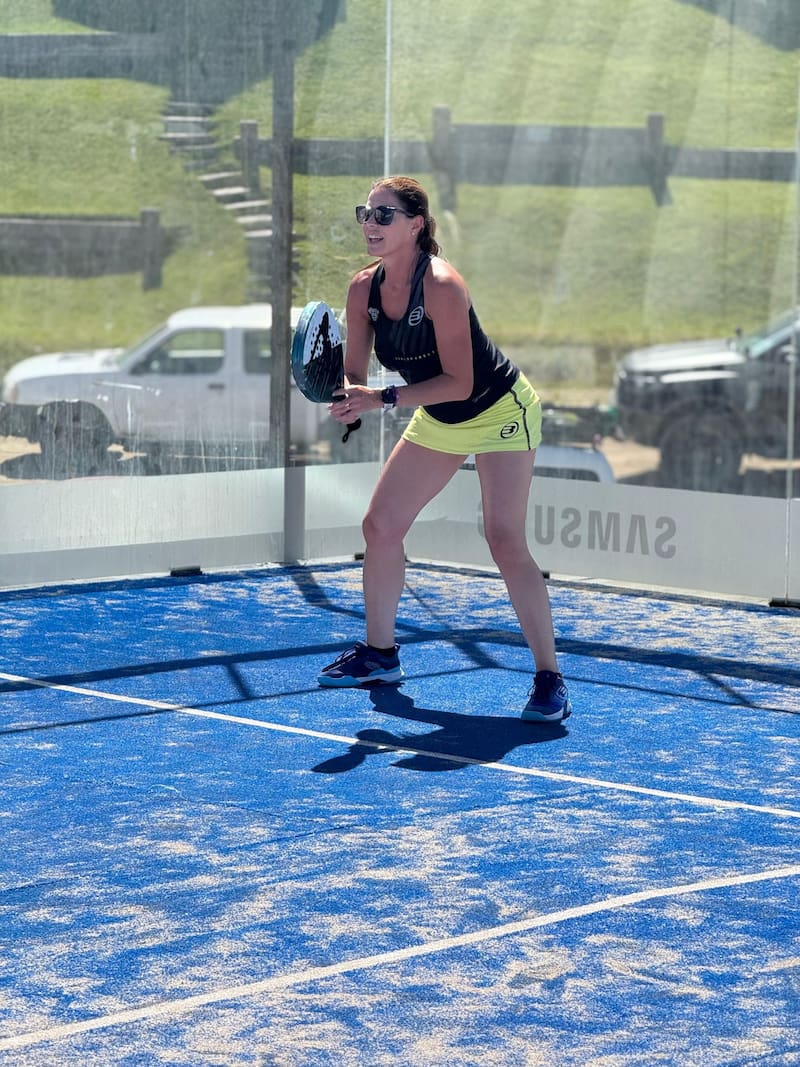 La conductora y modelo Pamela David fue una de las celebrities que jugó al padel en el parador Casa Mar, en Pinamar.