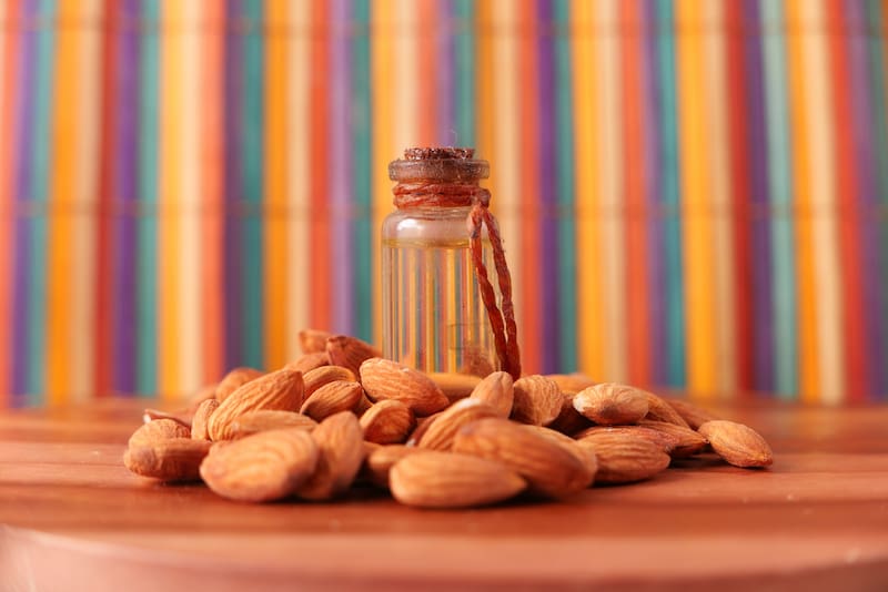 El aceite de almendras puede utilizarse para tres remedios distintos en la búsqueda por mejorar el aspecto de la piel. Foto: Canva