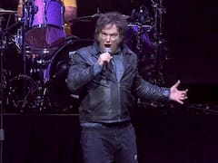 The Guardian apuntó contra Milei por su show en el Movistar Arena: "Juega a ser..."