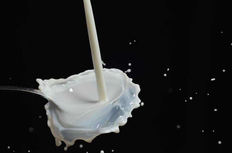 Consumo de leche como fuente principal de calcio. Fuente: Pixabay.