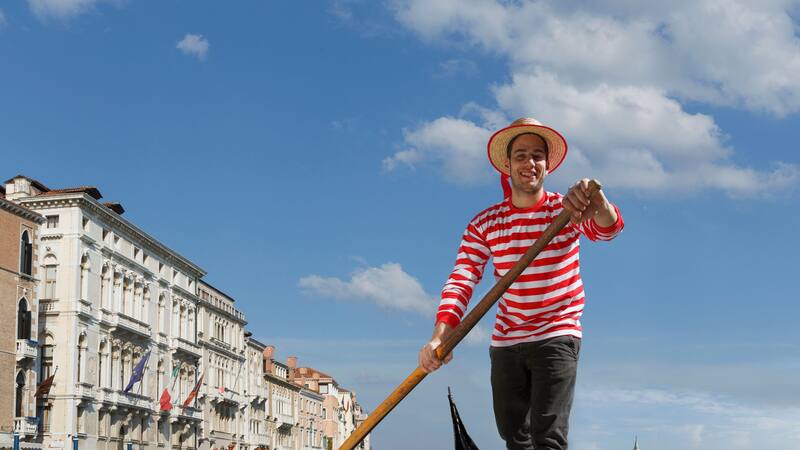 Venecia busca gondoleros y les paga hasta 150.000 euros: qué necesitas saber para el empleo más romántico del mundo.
