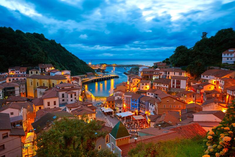 Paisaje de Cudillero, pueblo ubicado en el Principado de Asturias, la comunidad autónoma más "querida" por los españoles. (Fuente: Shutterstock)