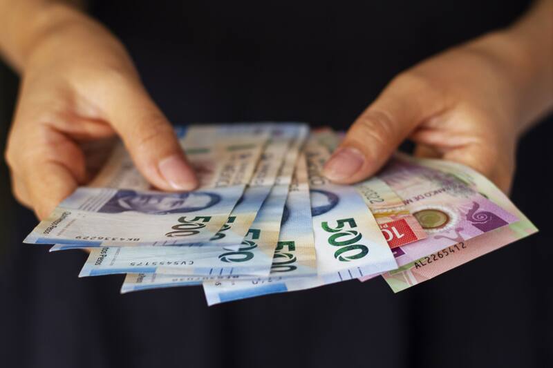 El peso mexicano se deprecia levemente ante la cotización del dólar estadounidense. Fuente: Freepik