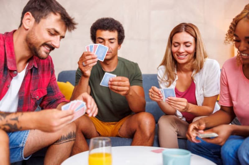 Disfrutar de una buena ronda de juegos de cartas o de mesa con amigos, ayudará a liberar tu estrés. (Fuente: iStock)