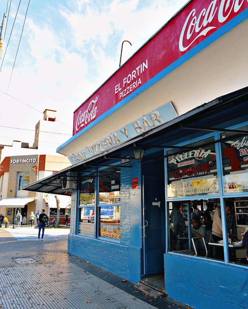 El equipo de la pizzería trabaja con dedicación para satisfacer a sus clientes, llegando a producir hasta 750 pizzas por día durante los fines de semana. (Foto: Instagram @pizzeriaelfortin)