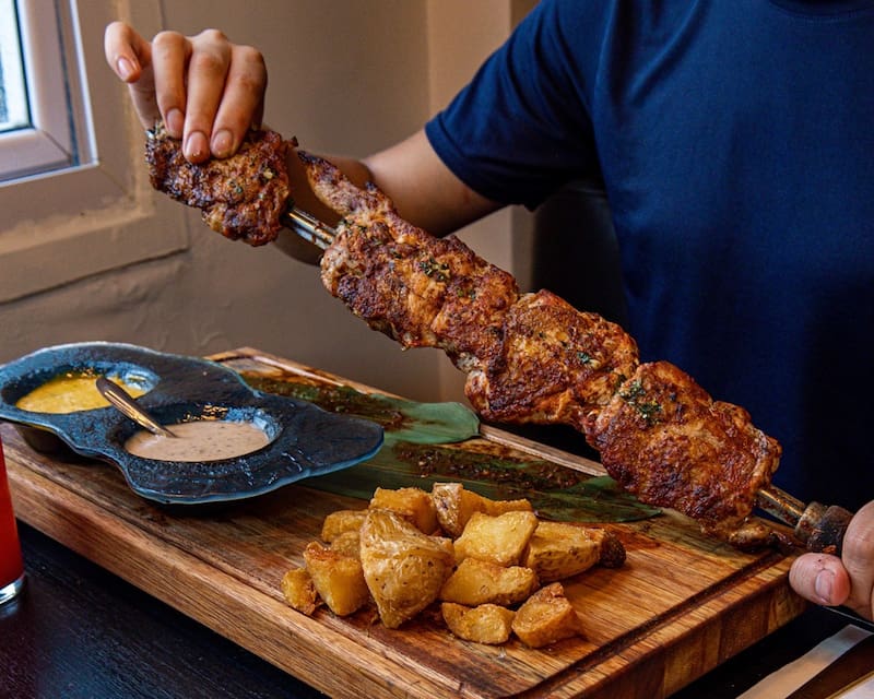 Otro de los platos de Tori Chipchi es el anticucho de corazón, pollo o bife de chorizo.
