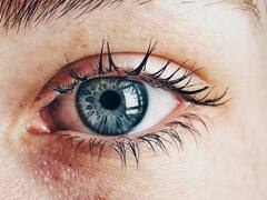 Adiós a las cirugías: trucos para eliminar ojeras y las bolsas de los ojos