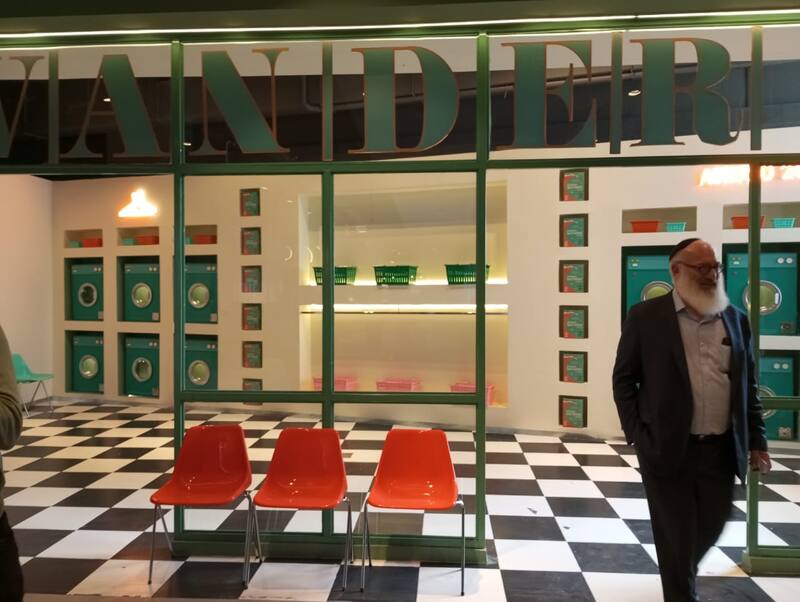 Eduardo Elsztain recorrió Ronda, del DOT, y se detuvo en el espacio de indumentaria ambientado como una lavandería