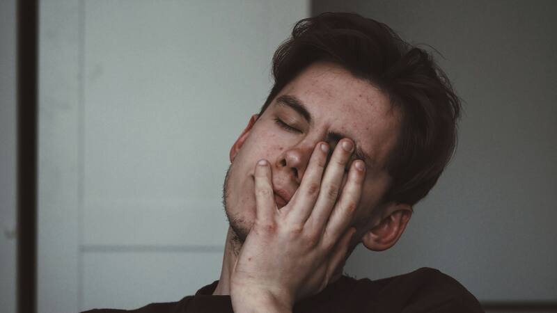 Identificar los factores que drenan nuestra energía mental es esencial para mejorar nuestra calidad de vida.