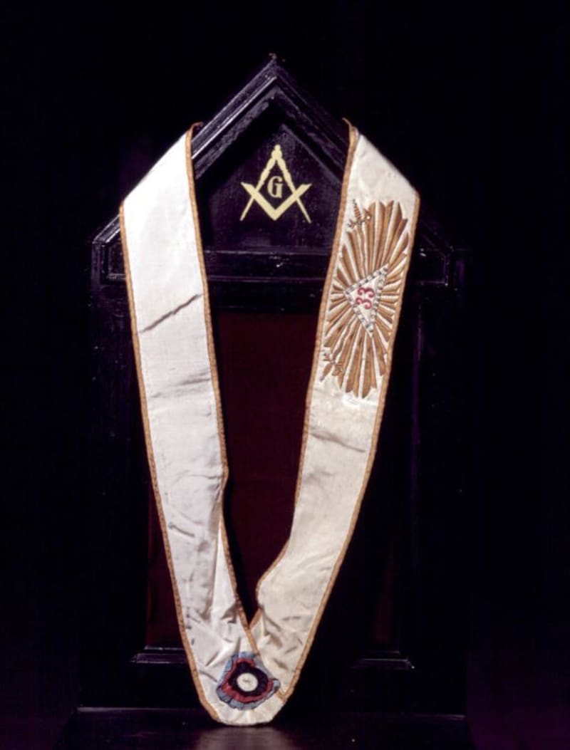 Banda del Grado 33. Fuente: Embajada de España.