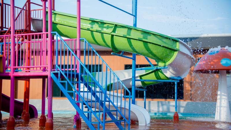 Con piletas y toboganes para todas las edades, este parque acuático ofrece una experiencia de diversión inolvidable, a solo unos pasos del mar.