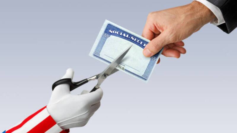 Los beneficiarios del Seguro Social podrían sufrir un recorte si no hacen este trámite. Fuente: iStock.