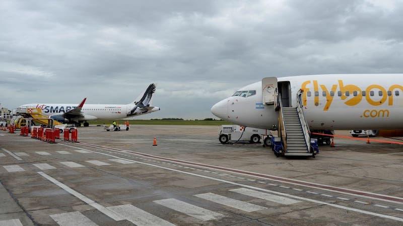 Las low-cost Flybondi y JetSmart amplían los vuelos para las vacaciones de invierno y ponen foco en Brasil.