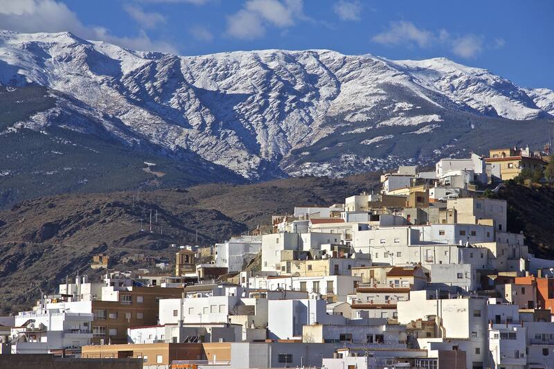 Vista única de Abla con la Sierra Nevada de fondo. (Foto: www.abla.es)