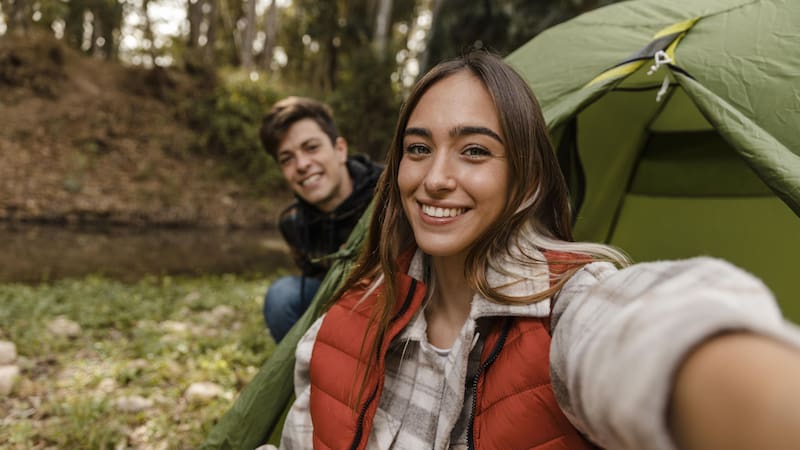 Las instalaciones del camping incluyen sectores para carpas, dormitorios y cabañas rodeados de un bosque nativo.