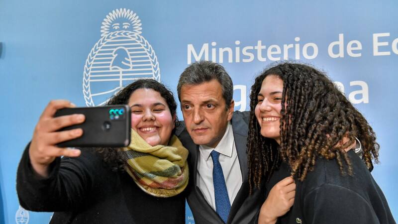 Sergio Massa anunció un aumento del 56,5% del monto de las Becas Progresar. Ahora será de 20 mil pesos por mes.