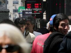 En un mercado seco de dólares, el blue se vende entre $ 5,90 y $ 5,95