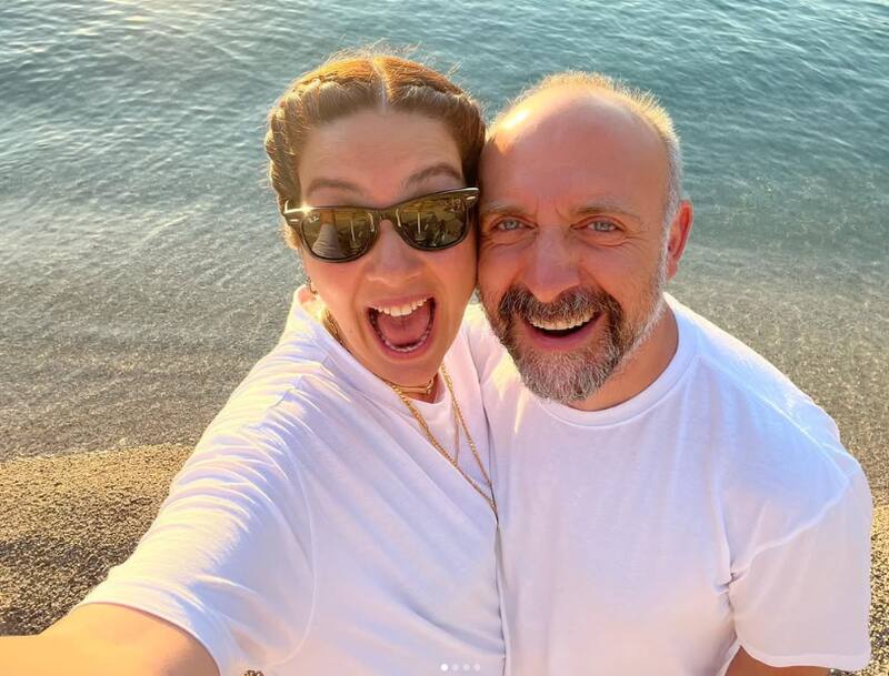 Los protagonistas de Las mil y una noches a sus 16 años de casados (Fuente: Instagram @berguzarkorel).