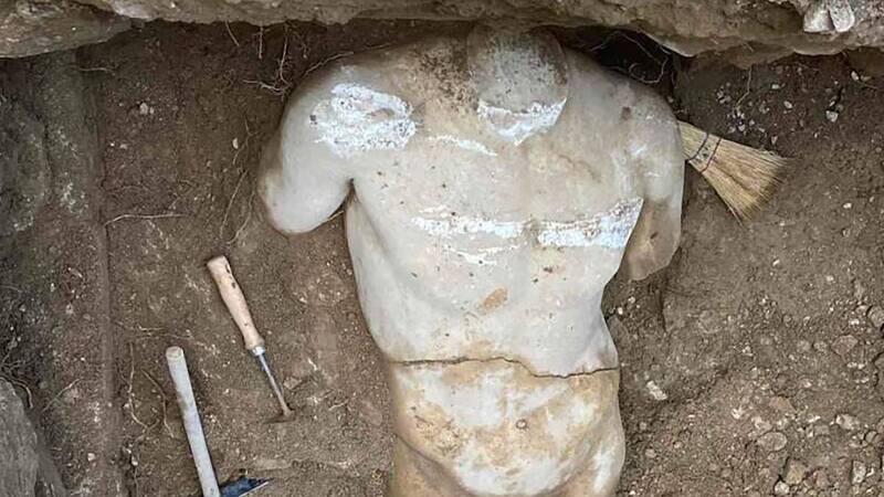 Fotografía del Ministerio de Cultura de Grecia sobre la escultura hallada en Atenas. Fuente: Ministerio de Cultura de Grecia.