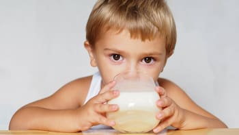La señal que puede indicar que un niño no está recibiendo suficientes nutrientes esenciales