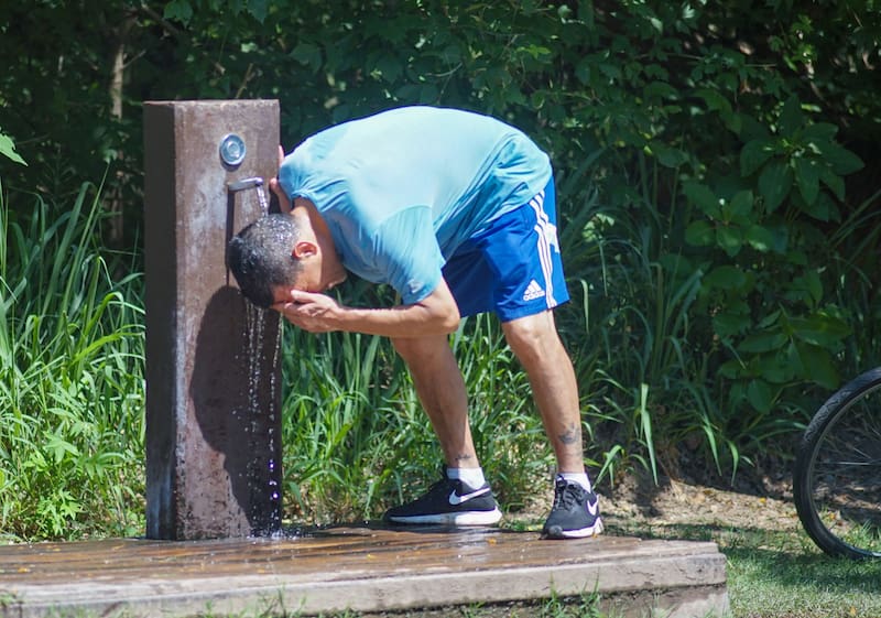 Las autoridades recomiendan mantener una buena hidratación, así como el uso de ropa ligera y el refresco constante.