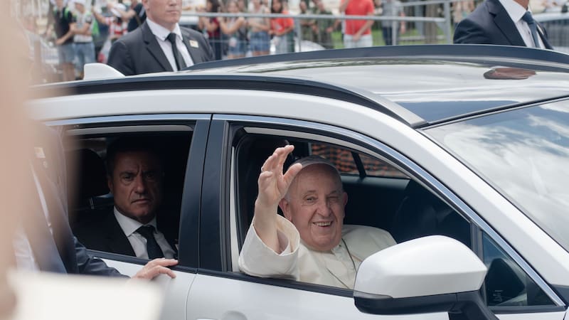 El Papa Francisco regresa al Vaticano: médicos aseguran que ha mejorado tras las crisis que "pusieron en peligro su vida".