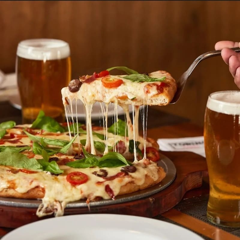 La pizzería se destaca por su abundante muzzarella en cada una de sus pizzas, una característica que la hace única. (Foto: Instagram @torinonorte)