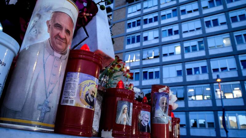 El papa se agrava, se encuentra en estado crítico y tuvo una crisis respiratoria