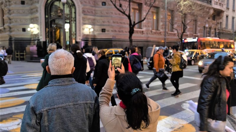 Dólar: por la devaluación, se esperan más tours de compras de turistas extranjeros a la Argentina