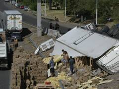 Volcó un camión de papas fritas y los vecinos saquearon la carga en lugar de ayudar al chofer