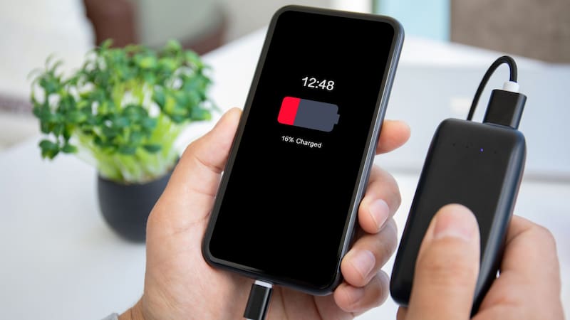 La nueva técnica de carga desarrollada por el Laboratorio Nacional de Aceleradores SLAC puede aumentar la duración de la batería de un teléfono celular en hasta un 50 %. (Foto: Shutterstock)