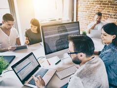 La industria del software mantiene sueldos altos y suma puestos de trabajo