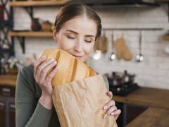 Cómo hay que guardar el pan para que dure más días sin ponerse duro, según la recomendación de un panadero experto